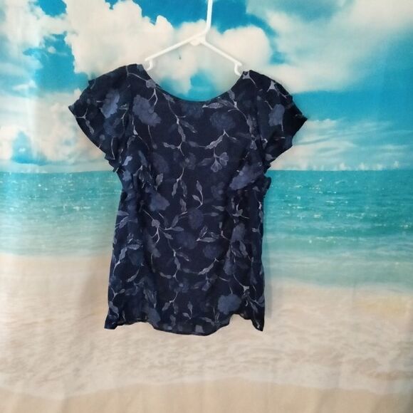 NWT: Gap woman's short sleeve blouse. - Picture 4 of 6